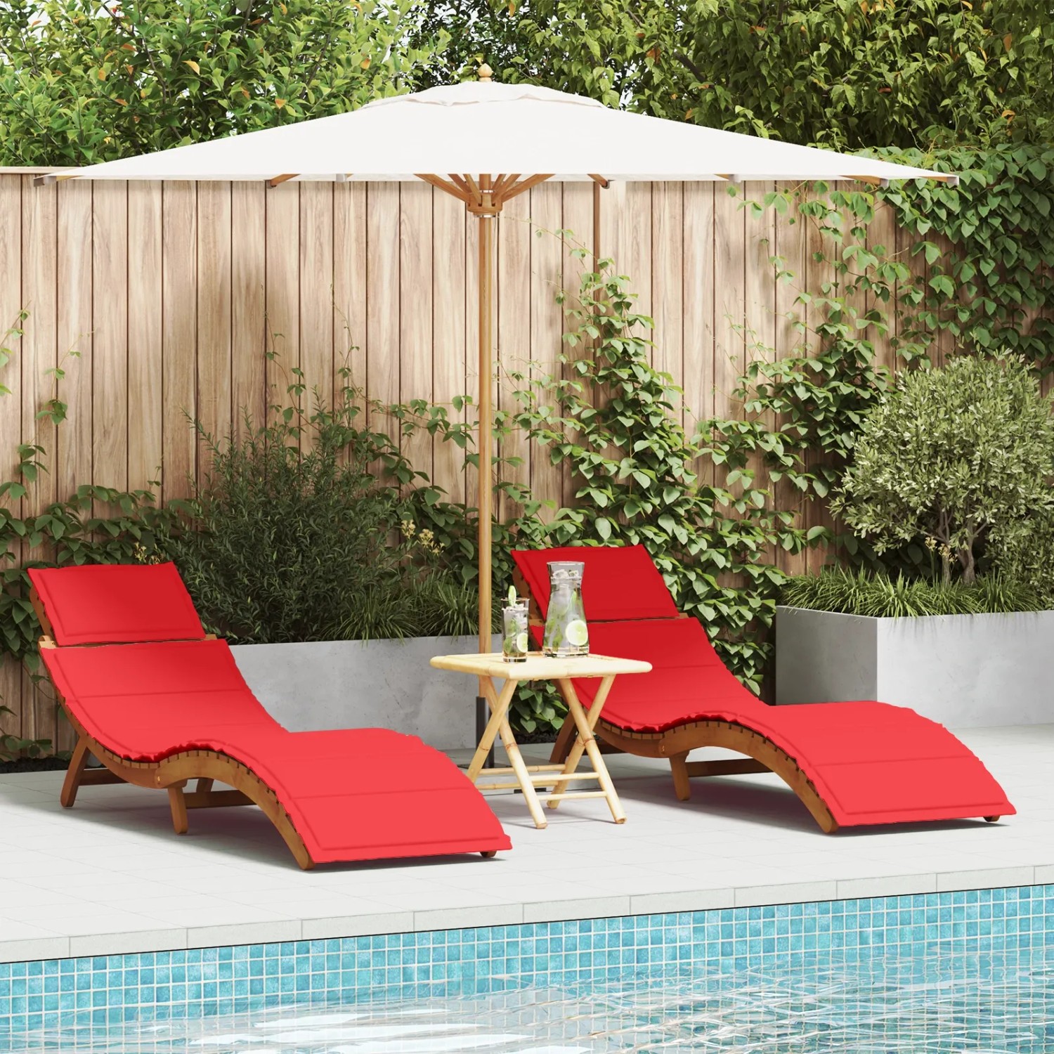 Zwei rote vidaXL Sonnenliegen aus Akazienholz mit Kissen am Pool.