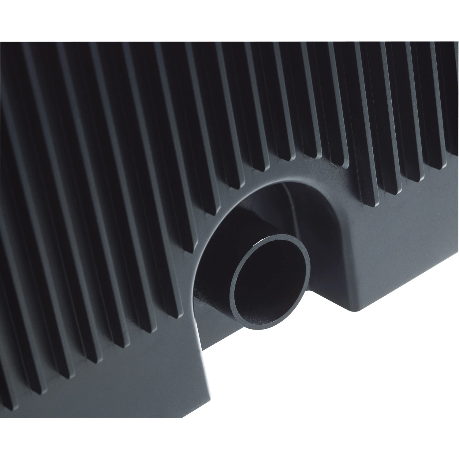 Detailaufnahme Oase BioSmart 18000 Durchlauffilter, graues Gehäuse mit Rippenstruktur und Rohranschluss.