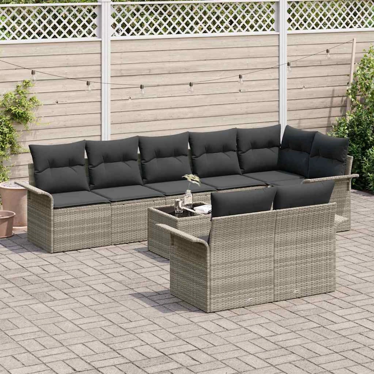 9-teiliges Gartensofa-Set aus grauem Poly Rattan mit Kissen.