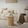 Runder Couchtisch in Holz-Optik Braun im modernen Wohnzimmer. Ø60 cm Tischplatte, zylindrischer Fuß.
