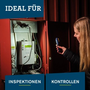 Frau nutzt Rapid LED-Arbeitsleuchte The Inspector zur Inspektion eines Sicherungskastens.