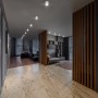 Weiße Ledvance Spots beleuchten modern Wohnzimmer mit Marmorboden und Holzelementen.