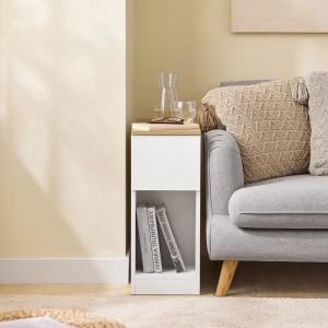 Schmaler SoBuy Nachttisch in Weiß mit Holzplatte, geschlossenem Fach und offenem Regal, neben Sofa. Ideal für kleine Räume.