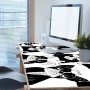 Schreibtisch mit Tulup Schreibtischunterlage Glückliche Hunde, 120x60 cm, weiß.
