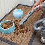 Black+Decker Dustbuster Flexi Akku-Handsauger beim Aufsaugen von Tierfutter auf einer Fußmatte.