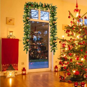 Weihnachtsgirlande mit 100 warmweißen LEDs und roten Beeren, 270 cm lang, als Fensterdeko.