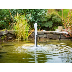 Teichpumpe TPS 1750E im Gartenteich mit Fontäne und Bepflanzung.