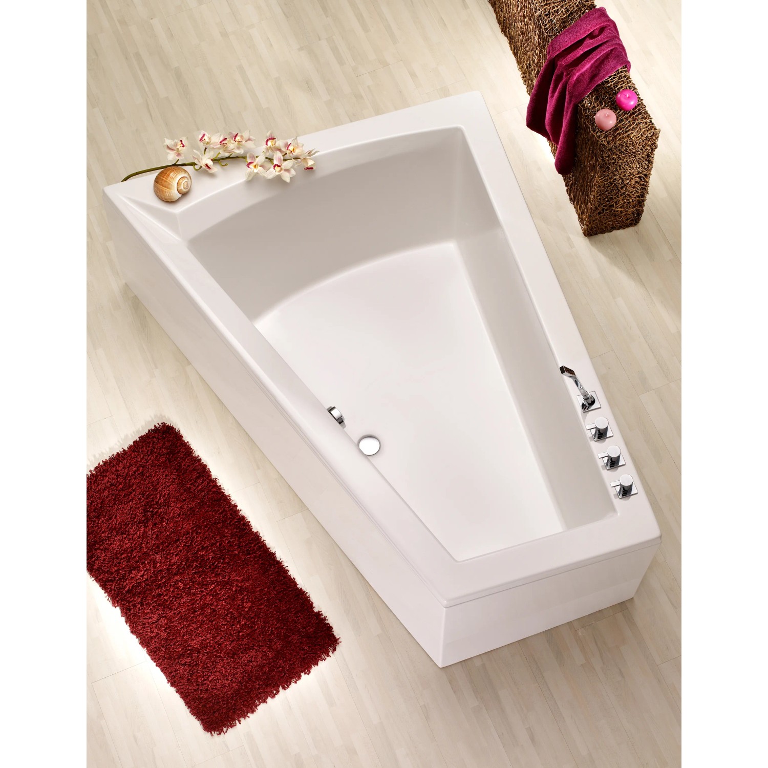Weiße Galia II Eckbadewanne, 175x135x70 cm, linke Ausführung. Komfortable Badewanne für entspannende Momente.