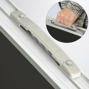 Detailaufnahme: Tragegriff des grauen AMANKA Campingtischs, zusammengeklappt.