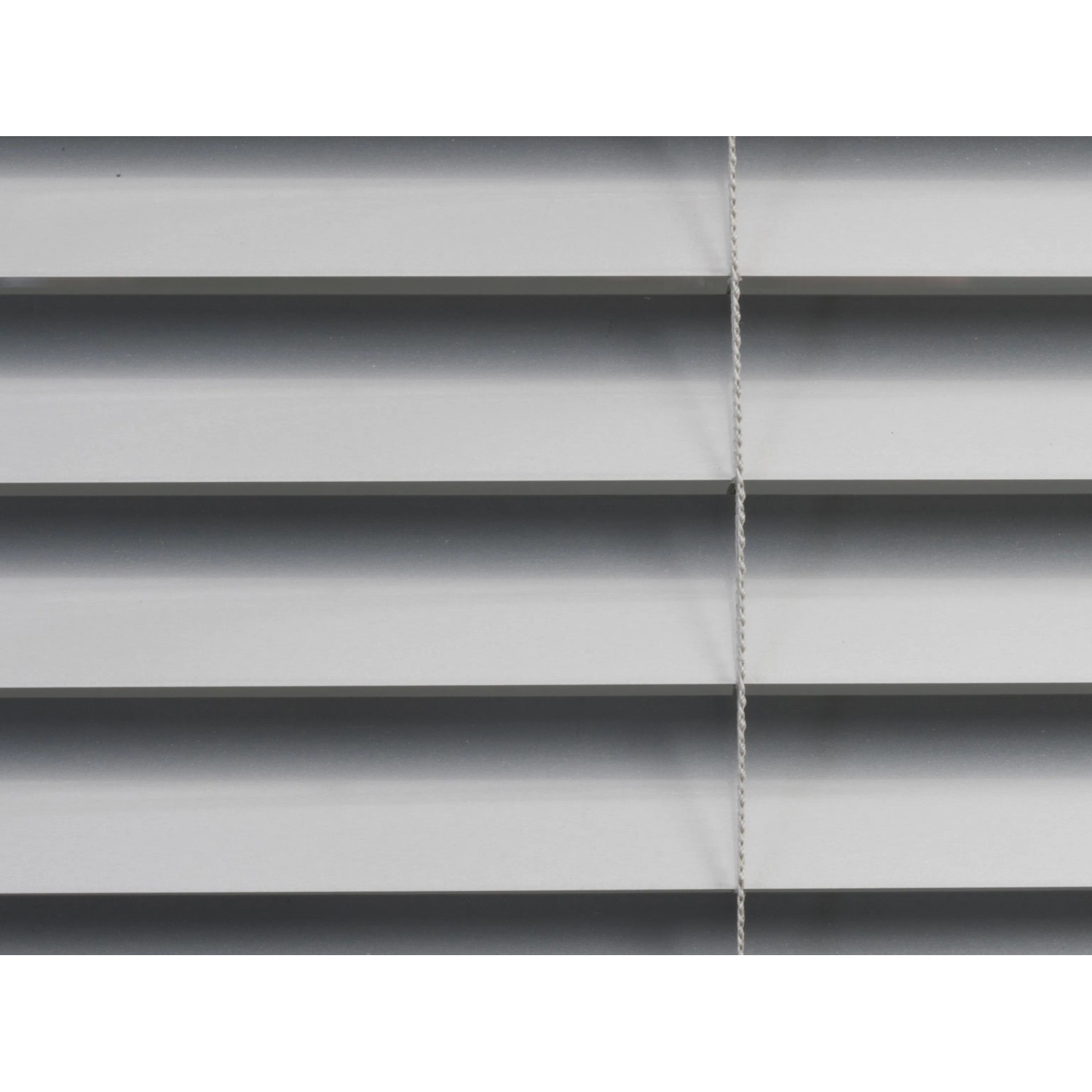 Detailaufnahme der silbernen Aluminium Jalousie Burgos, Lamellen geschlossen.