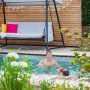 Summer Fun Sandfilteranlage Blue Line am Pool mit spielenden Kindern im Wasser.