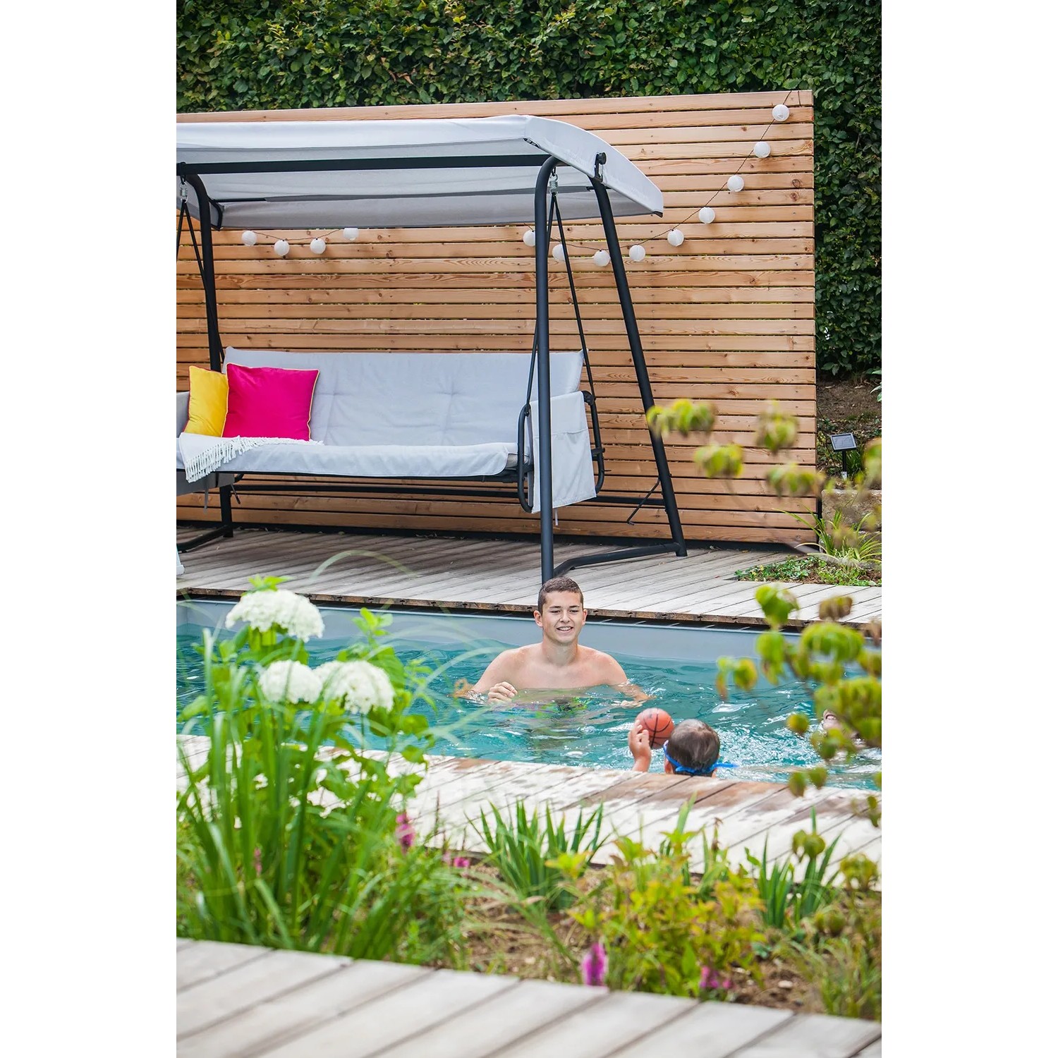 Summer Fun Sandfilteranlage Blue Line am Pool mit spielenden Kindern im Wasser.