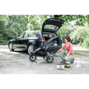 Kärcher OC 3 Adventure Zubehörbox im Einsatz: Frau reinigt Kinderwagen mit Hochdruckreiniger am Auto.