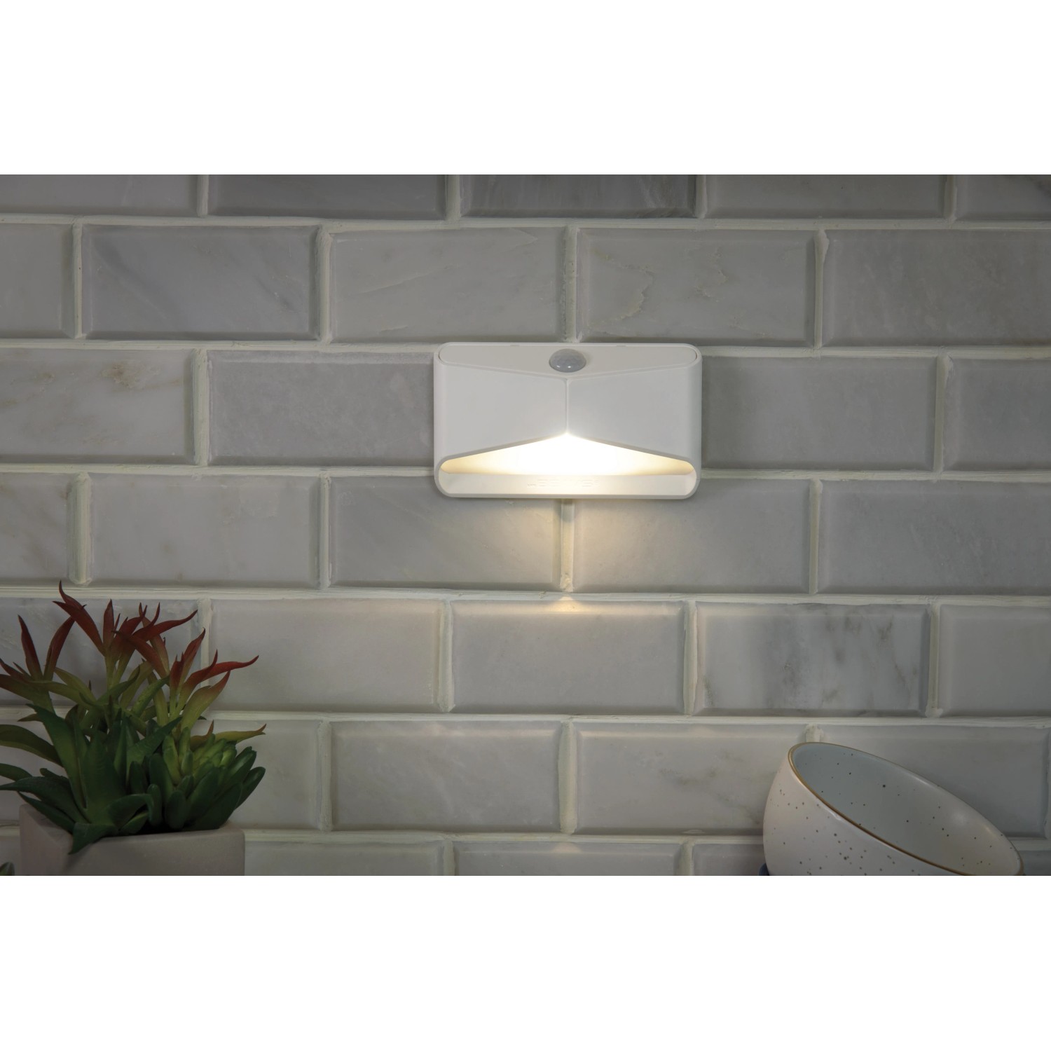 Mr.Beams MB710 Batterieleuchte mit Sensor, ein Nachtlicht an einer Wand.