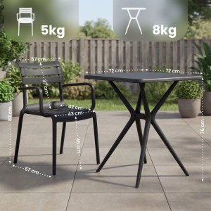 Schwarzes DELUKE NORA Gartenmöbel-Set aus Kunststoff: quadratischer Tisch (72x72cm) und Stuhl mit Armlehnen auf Terrasse.