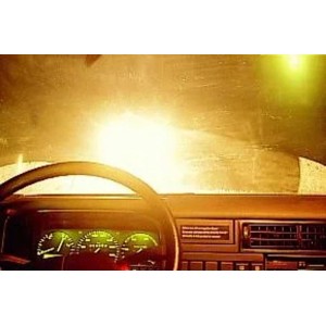 Nachtfahrt mit Blendung durch Scheinwerfer, Schutz durch Westfalia Nachtfahrbrille.
