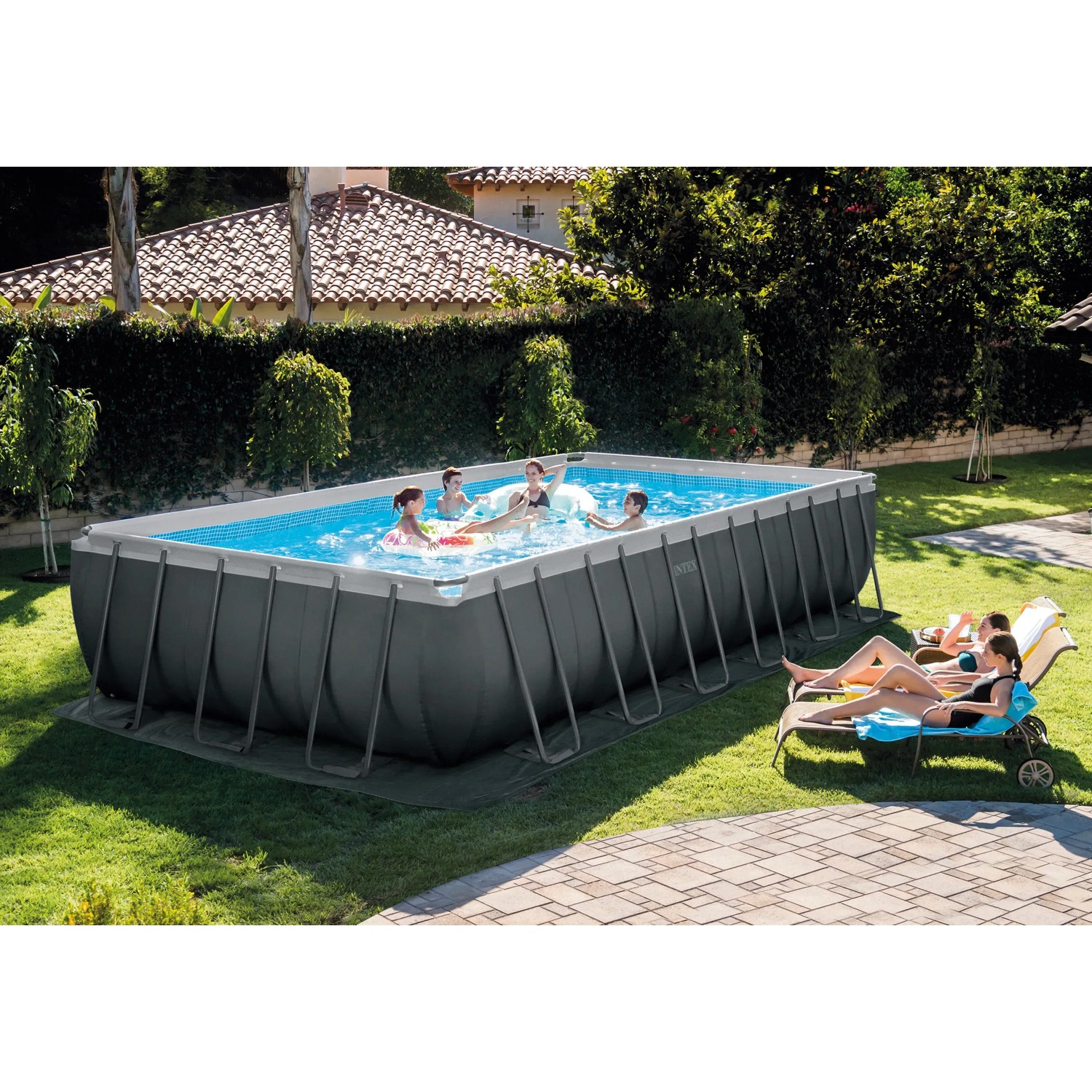 Rechteckiger Intex Frame Pool Ultra Quadra XTR mit Stahlrahmen, Badegästen und Liegen im Garten.