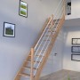 Helle, gerade StarWood Treppe Rhodos aus Eiche mit weißem Holz-Edelstahl-Geländer.