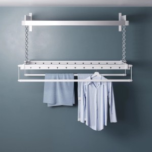 Foxydry Pro elektrischer Wand Wäscheständer, 160 cm breit, mit Wäsche behangen.