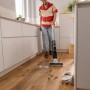 Mann reinigt Holzboden mit Kärcher Akku-Saugwischer FCV 3. Reinigungsgerät für Saugen, Wischen und Trocknen.