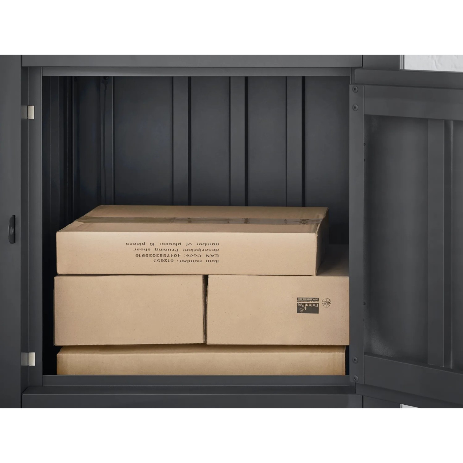 Offene, anthrazitfarbene Floraworld Paketbox aus Stahl mit mehreren Paketen im Inneren.