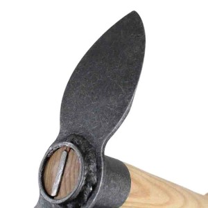 D&O Doppelhacke in Herzform aus Borstahl mit Holzstiel, Detailansicht.
