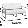 Detailansicht Zweisitzer der Loungegruppe Woodcliff: Graue Kissen, schwarzes Aluminiumgestell, Holzarmlehnen, Maße.