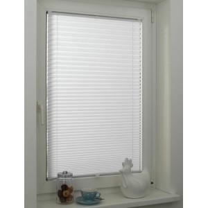 Weißes Gardinia Plissee Concept Tageslicht am Fenster, blickdicht und einfach zu bedienen.