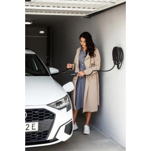 Frau lädt E-Auto mit Alphatec Wallbox Mini (11kW, 8m Kabel).