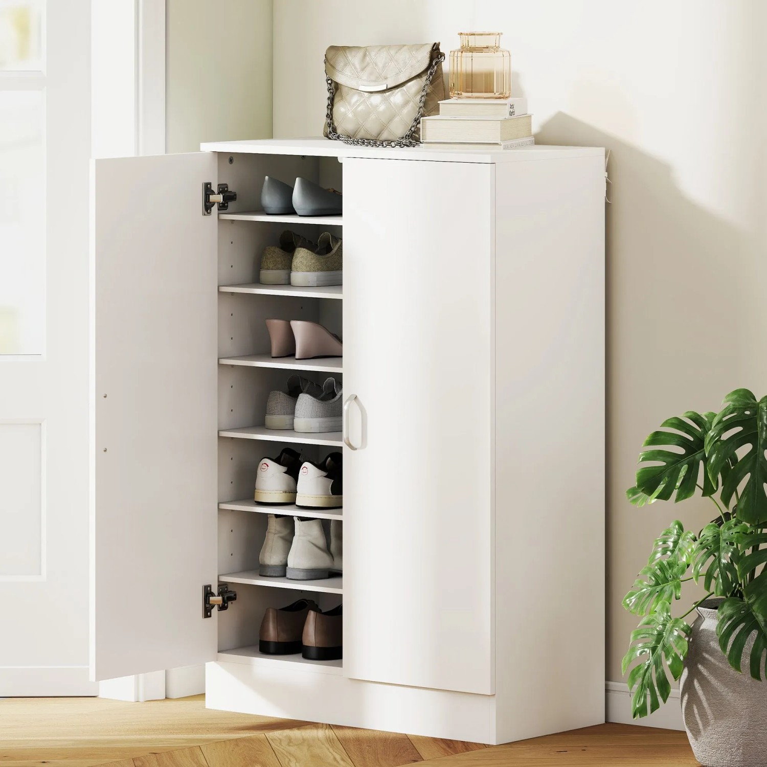 Weißer HOMCOM Schuhschrank mit offener Tür, 7 verstellbaren Fächern und Schuhen. Moderne Schuhkommode aus Spanplatte.