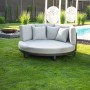 Graues Home Deluxe Daybed FLORIDA (Ø 170 cm) mit Kissen auf Rasen. Lounge-Gartenmöbel.