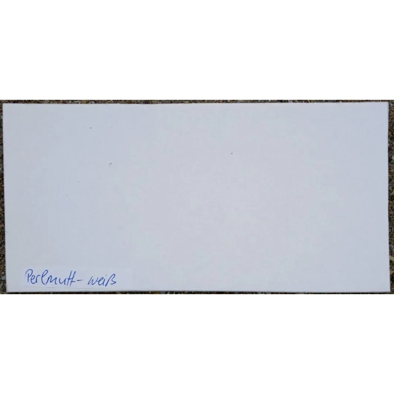 Detailaufnahme der Farbe Perlmutt-Weiß des Elegant Einrichten Pflanzkübel Fiberglas Säule.