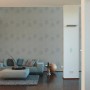 Wohnraum mit grauer Vliestapete Spot 2 Muster mit Kreisen.