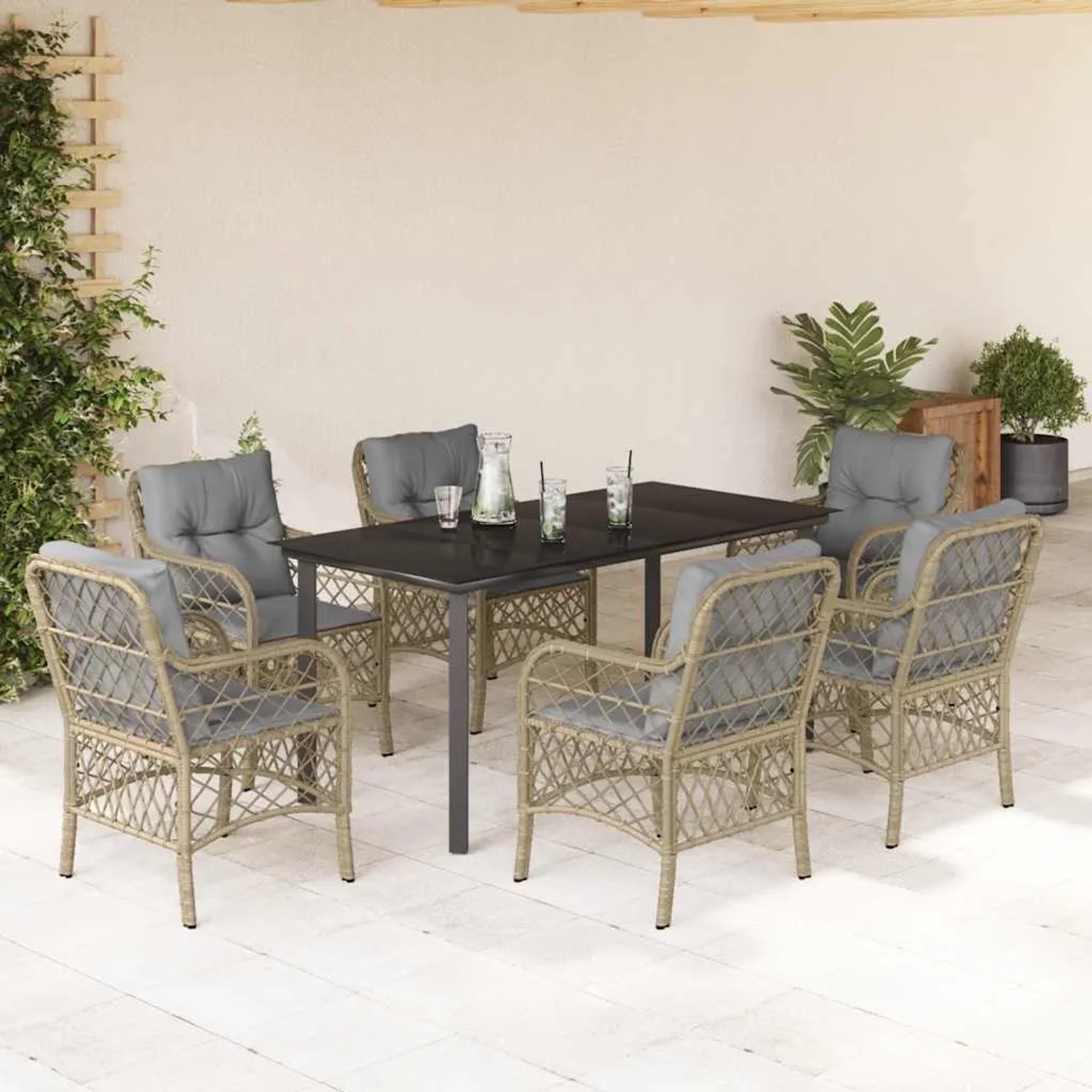 7-tlg. Garten-Essgruppe mit beigen Poly Rattan Stühlen und schwarzem Tisch mit Glasplatte.