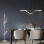 Moderne LED Stehleuchte Isabel in Chrom, geschwungenes Design, passend zur LED Hängeleuchte über dem Esstisch.