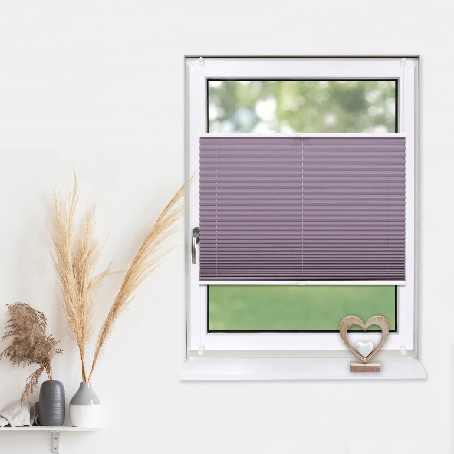 Fliederfarbenes Deco-Raum Plissee Basic 90x210 cm am Fenster, blickdicht und ohne Bohren montiert.