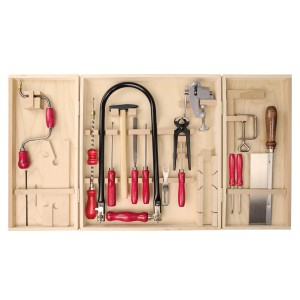 Pebaro Qualitäts-Laubsägeschrank, 26-teiliges Werkzeugset aus Holz und Stahl im geöffneten Holzkasten.