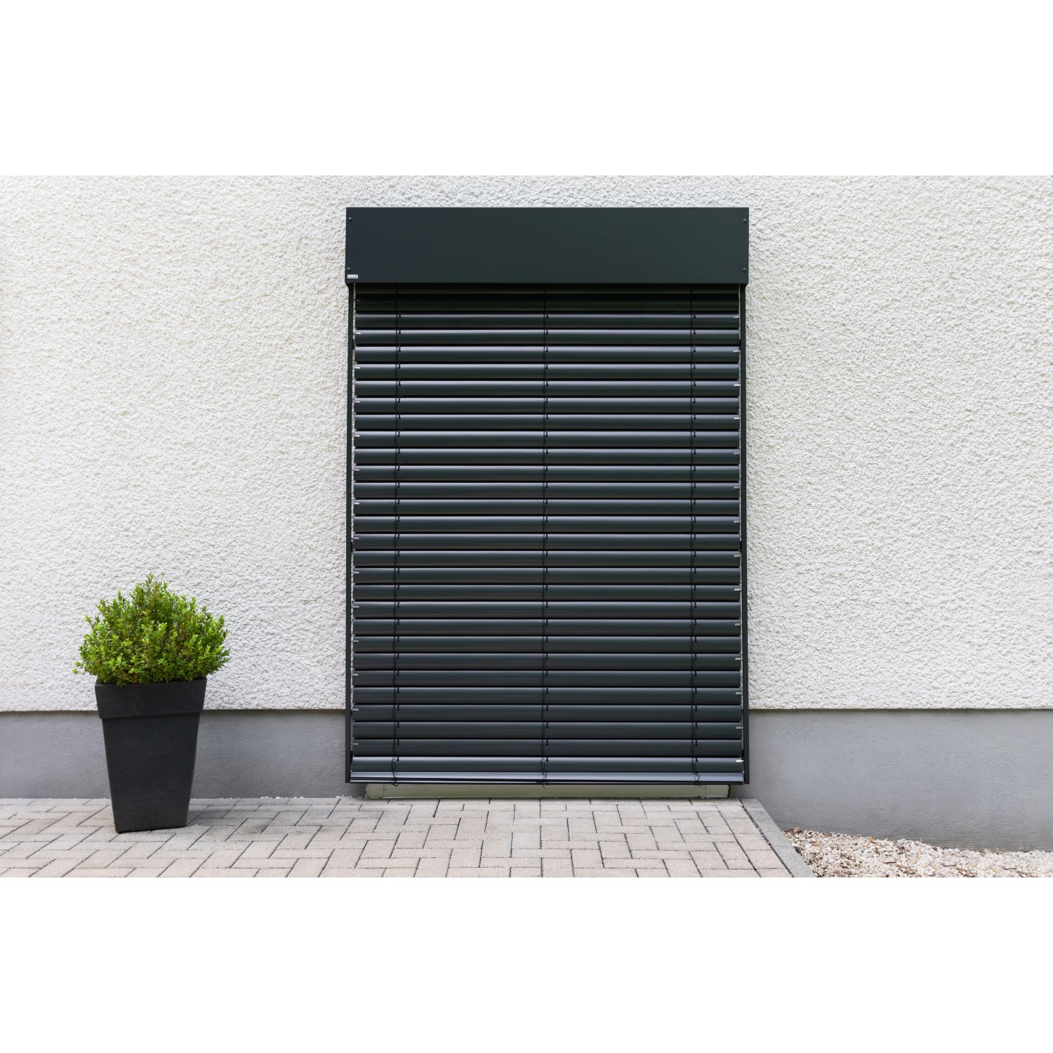 Schellenberg Raffstore Express mit Motor, 180x220 cm, Anthrazit, montiert an Fassade. Sonnenschutz für Fenster.