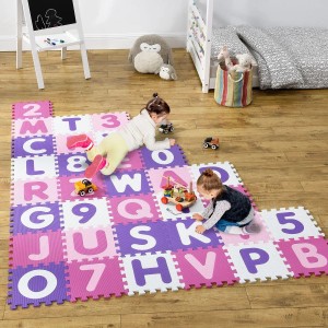 Juskys Kinder Puzzlematte Juna mit Buchstaben und Zahlen, zwei spielende Kinder.