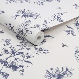 Joules Vliestapete Honey Floral, weiß-blau, mit Blumen- und Bienenmuster.