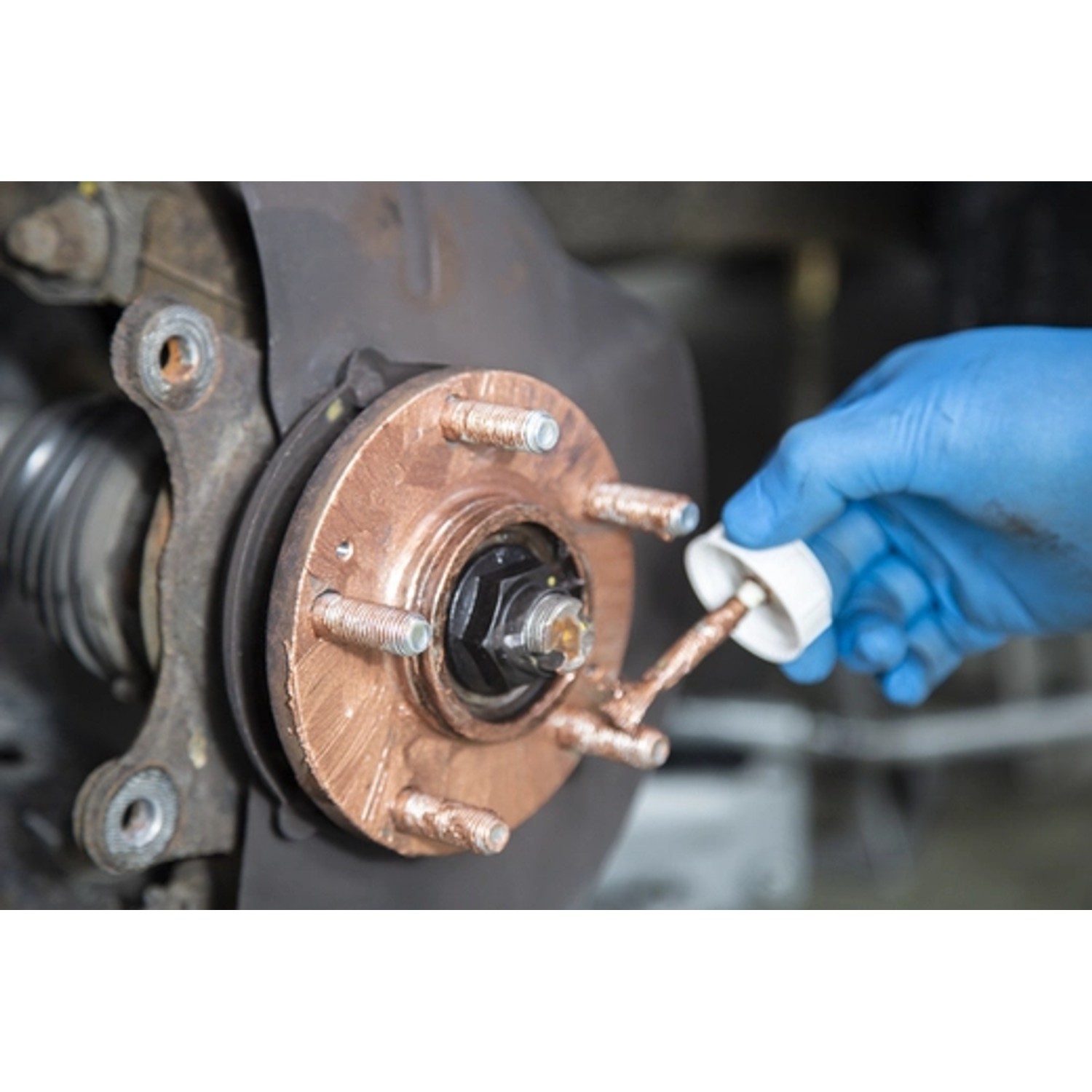 Anwendung von WEICON Kupferpaste (450g) als Schmierstoff an einem Autorad.