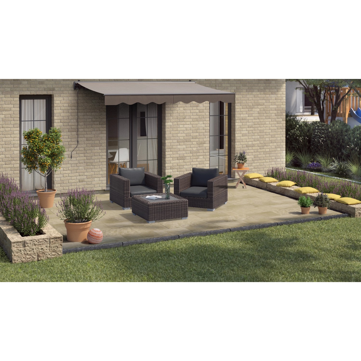 Terrasse mit gold-braunen Sandsteinplatten 60x40. Gartenmöbel und Pflanzen auf dem Bodenbelag.