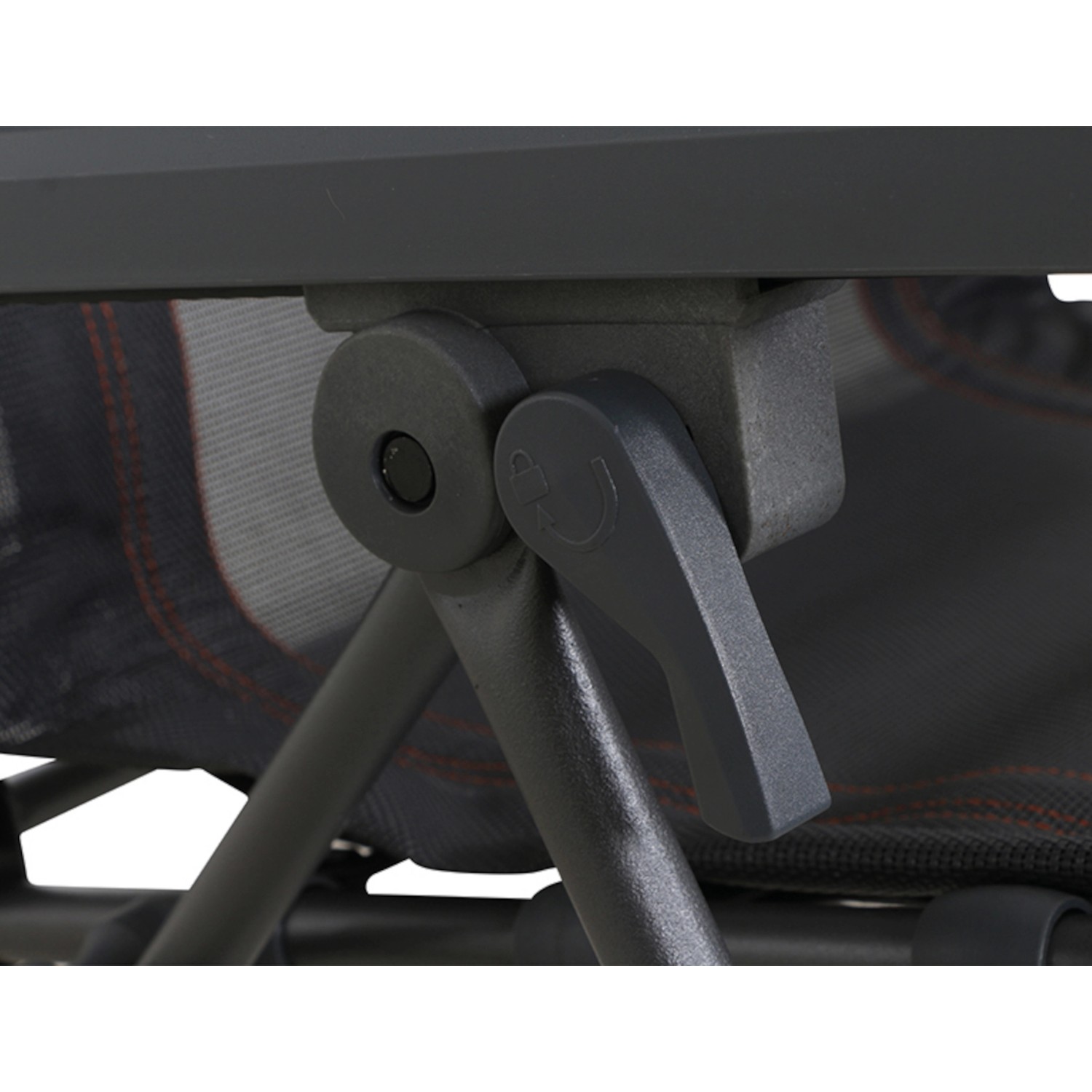 Detailansicht: Arretierung am anthrazitfarbenen Siena Garden Campingstuhl Relax Comfort.