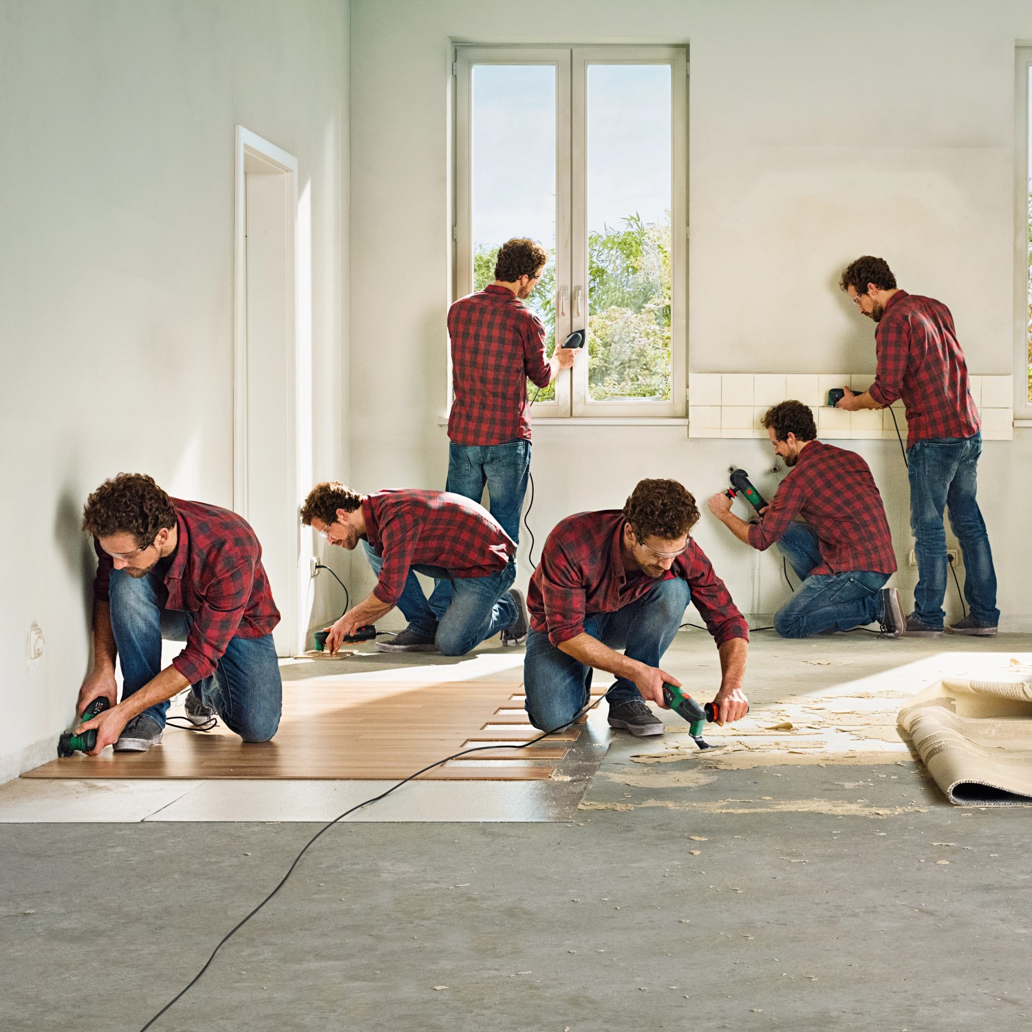 Mann bei Renovierungsarbeiten mit Bosch PMF 220 CE Multifunktionswerkzeug in verschiedenen Anwendungsszenarien.