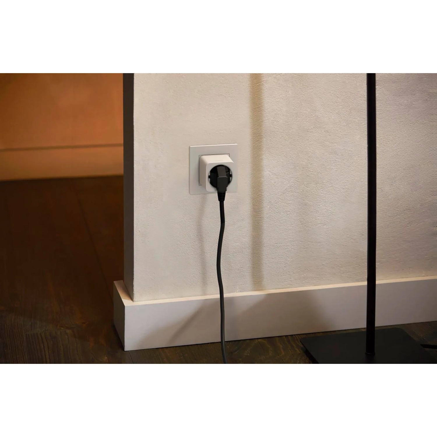 Philips Hue SmartPlug im Einsatz: Smarter Zwischenstecker für Lampen und Geräte, 4er-Pack.