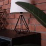 Wandgestaltung mit Stegu Verblender Monsanto Rot in Backsteinoptik, kombiniert mit Lampe und Dekoration.