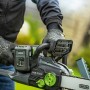 LUX-TOOLS Akku-Kettensäge A-KS-2x20/405 im Einsatz, graues Gehäuse, grüne Details, mit Akku.