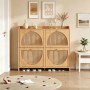 Schmaler Schuhschrank in Natur Holzoptik mit 4 Klapptüren im Rattan-Stil und 8 Fächern für den Eingangsbereich.
