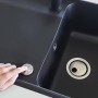 Schwarze Miló Einbauspüle Piu aus Granitverbundstoff mit Druckknopfbedienung.