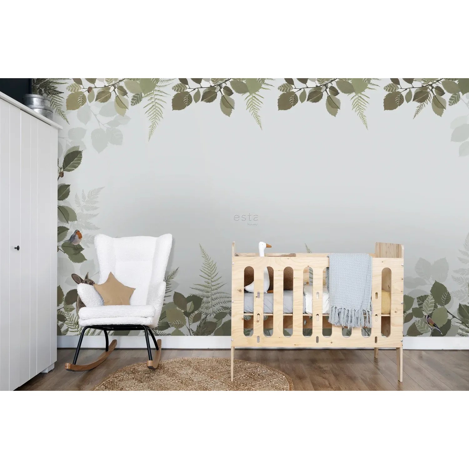 ESTAhome Fototapete Waldtiere in Grün/Braun im Kinderzimmer mit Möbeln.